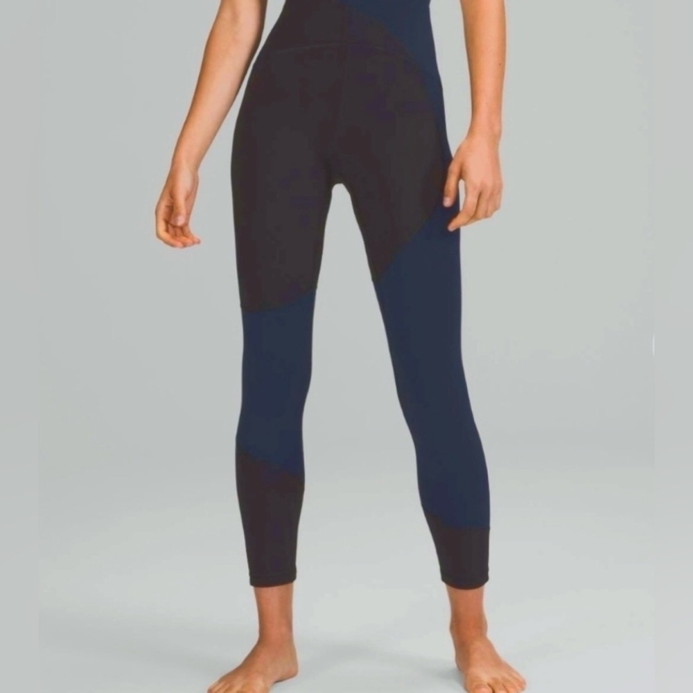 5 for $25 // Lululemon Nulu colour boocknblack navy high-rise size 2 // 23” crop